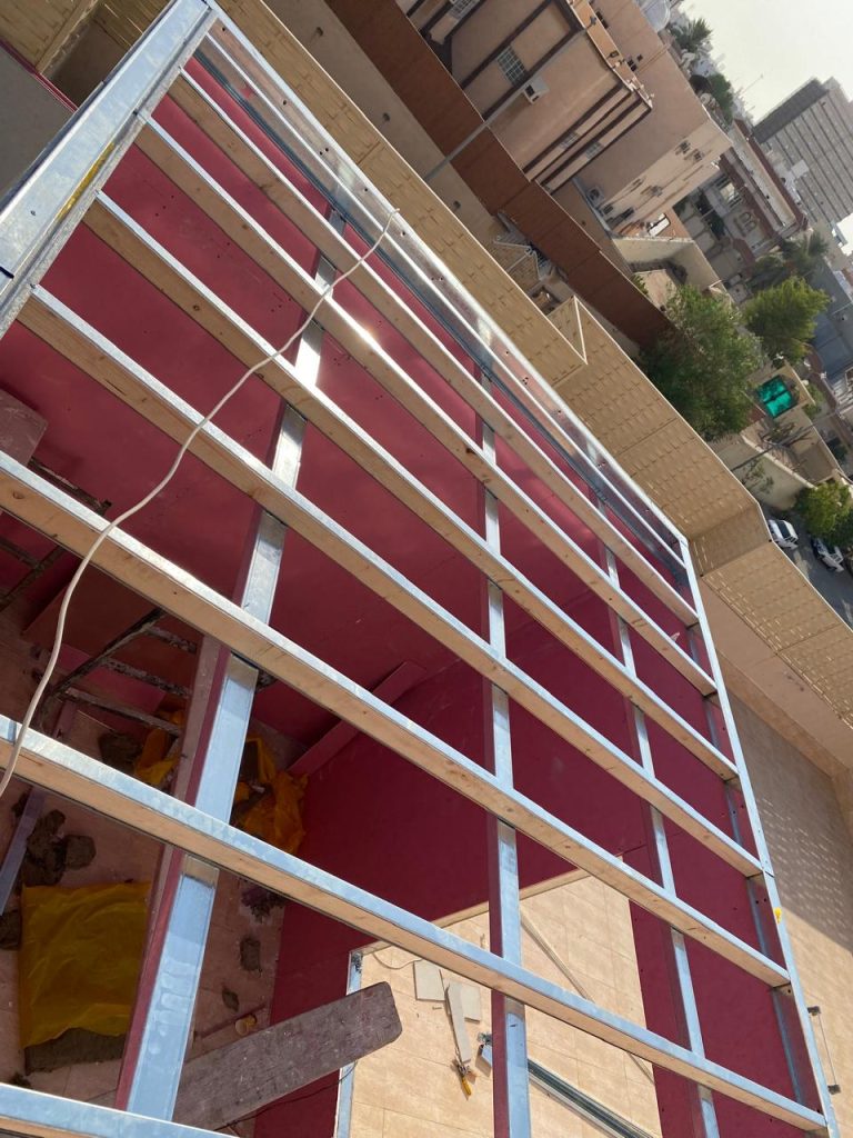 ألواح سقف غرفة إسمنت بورد من تنفيذ أبو عمر للديكورات في جدة، ضمن صور مراحل العمل.