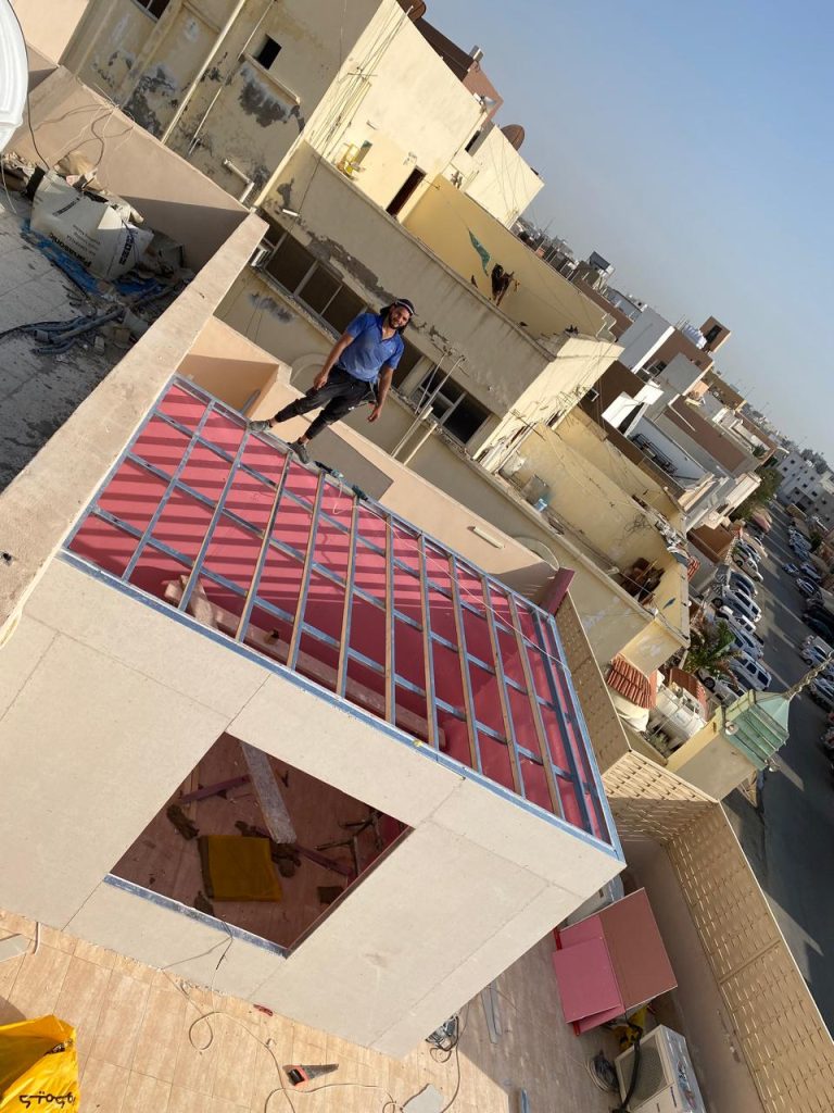 سقف الغرفة بعد تركيب الألواح من تنفيذ أبو عمر للديكورات في جدة، ضمن صور مراحل العمل.