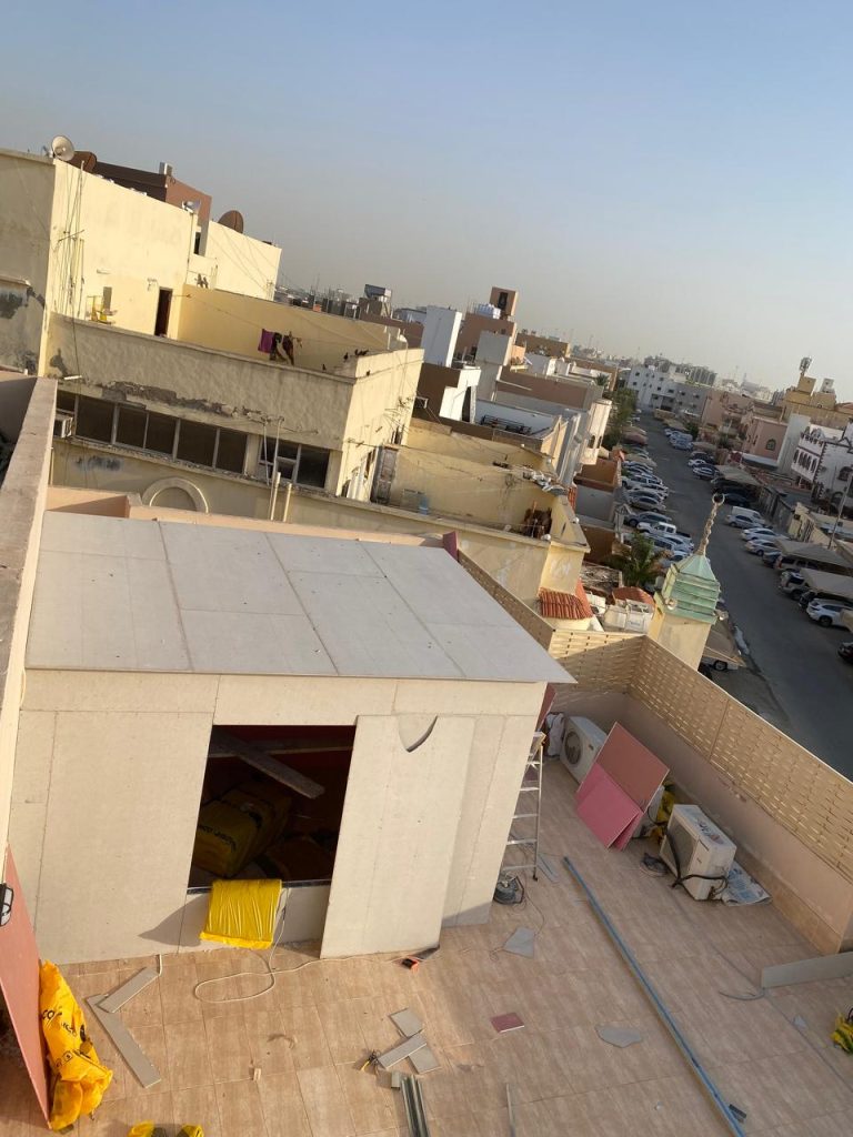 تفاصيل تثبيت ألواح السقف من تنفيذ أبو عمر للديكورات في جدة، ضمن صور مراحل العمل.