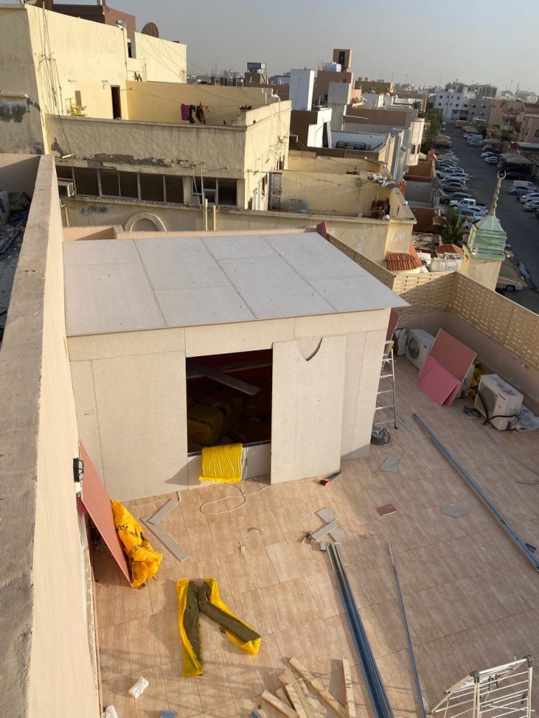 تفاصيل الهيكل المعدني خلف ألواح الإسمنت بورد من تنفيذ أبو عمر للديكورات في جدة، ضمن صور مراحل العمل.
