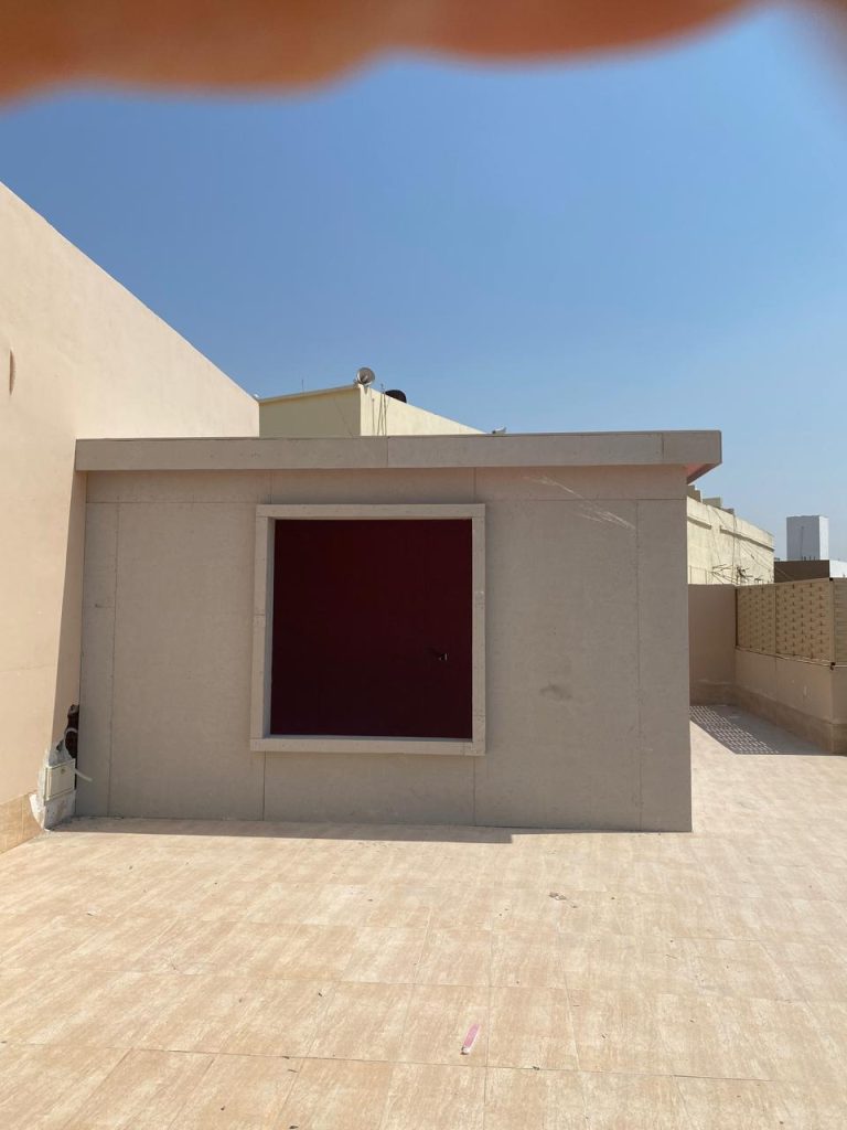 تجهيز ألواح الجدار أثناء التركيب من تنفيذ أبو عمر للديكورات في جدة، ضمن صور مراحل العمل.