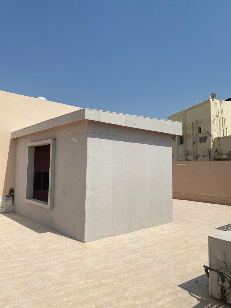 واجهة غرفة إسمنت بورد بعد تركيب الألواح من تنفيذ أبو عمر للديكورات في جدة، ضمن صور مراحل العمل.