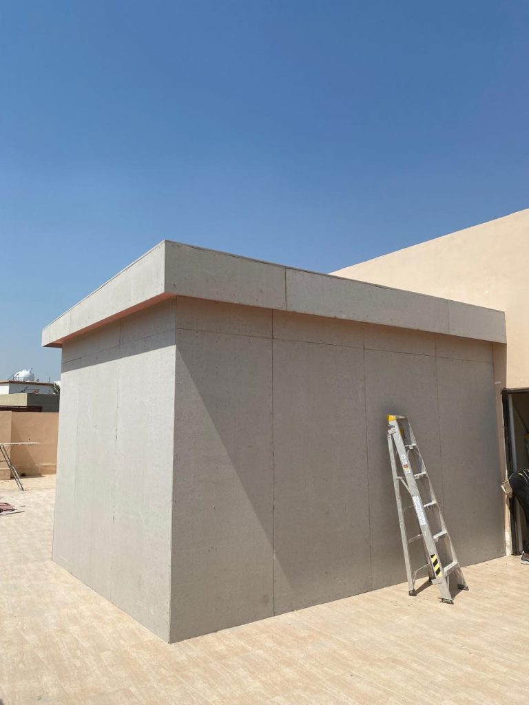 استكمال تركيب ألواح الواجهة الخارجية من تنفيذ أبو عمر للديكورات في جدة، ضمن صور مراحل العمل.